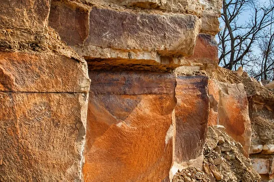 Banco di arenaria con evidenti sfumature rossastre da ossidazione del ferro