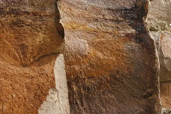 Fronte di cava dove si distinguono i banchi di arenaria più resistenti