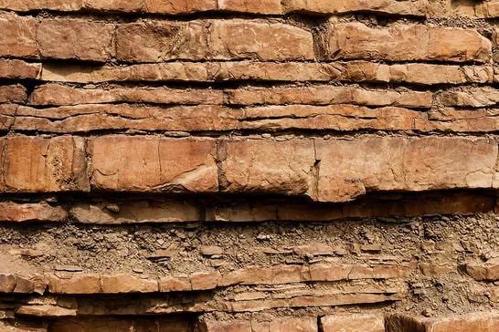 Parete di cava con strati di arenaria sovrapposti e orizzontali