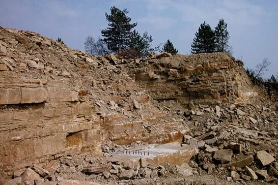 Superficie di arenaria dopo la lavorazione a spacco