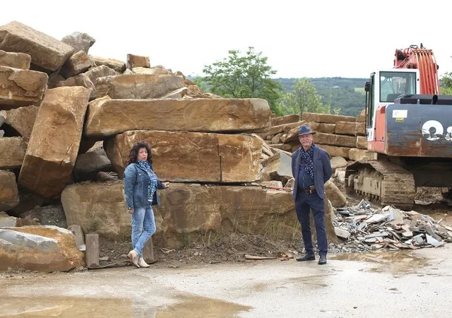 Il team Renice in cava, tra i blocchi di arenaria estratta